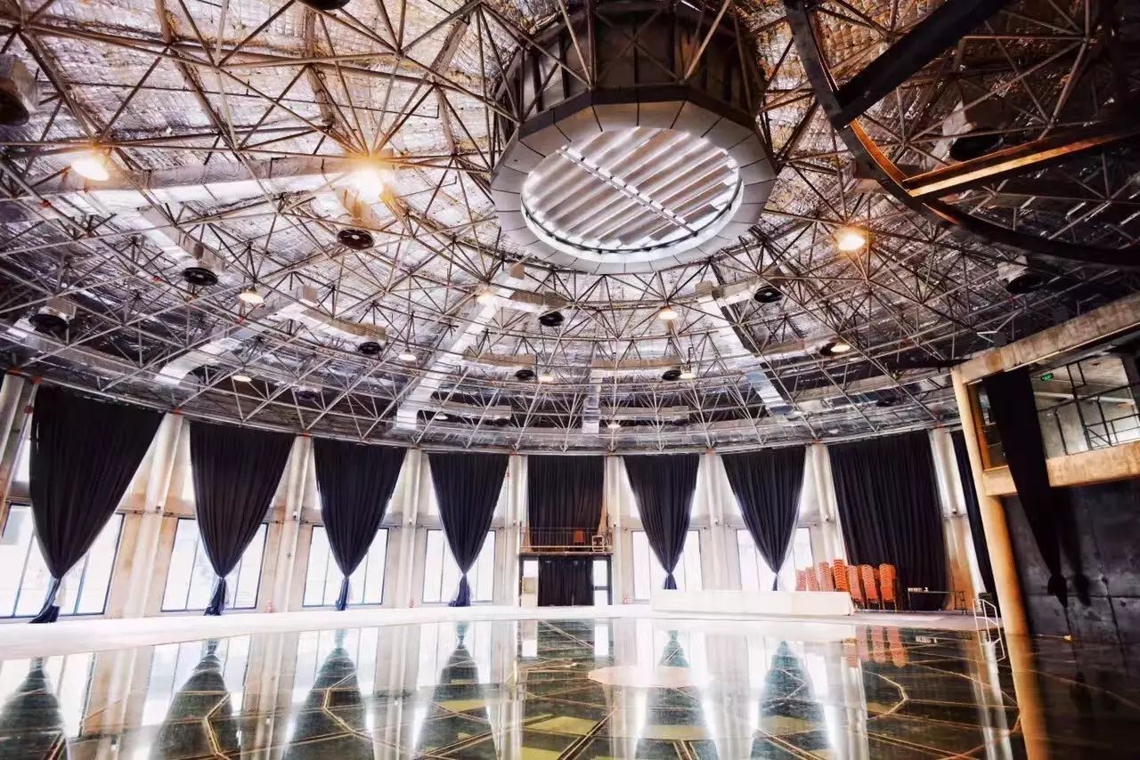 坐拥魔都20，000㎡欧式园区， 新人可以去悬空舞台求婚、举行婚礼...