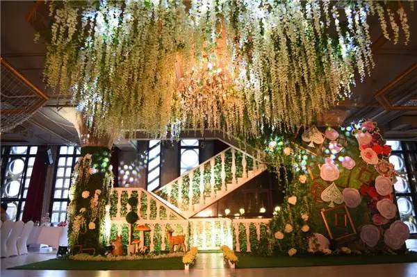 坐拥魔都20，000㎡欧式园区， 新人可以去悬空舞台求婚、举行婚礼...