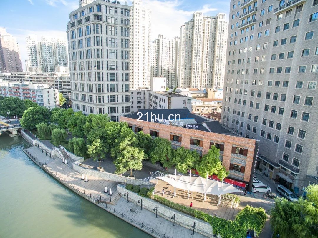 黄浦区副区长洪继梁一行调研八号桥艺术空间