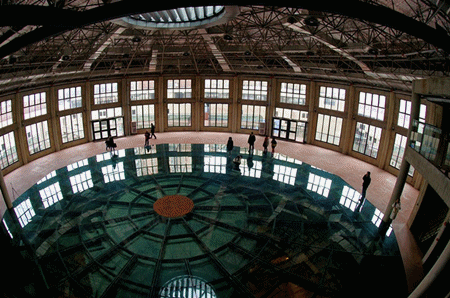 坐拥魔都20，000㎡欧式园区， 新人可以去悬空舞台求婚、举行婚礼...